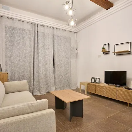 Unique 1 Bedroom Prime Location In דירה