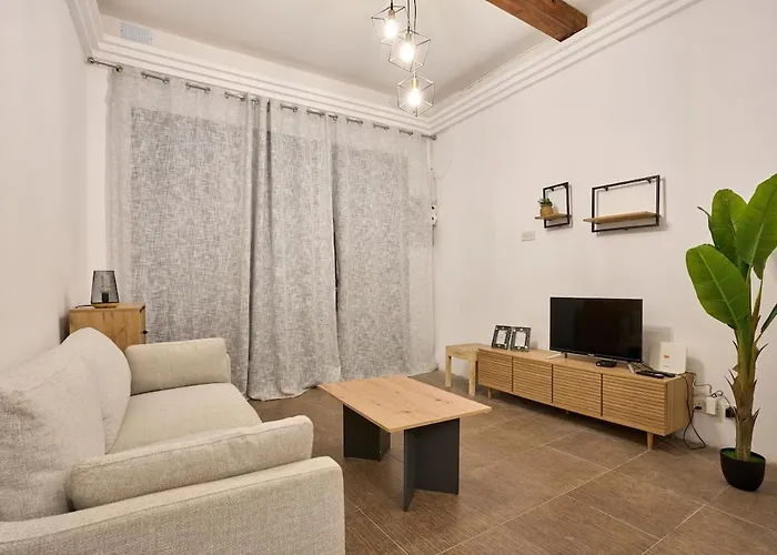 Unique 1 Bedroom Prime Location In Apartment