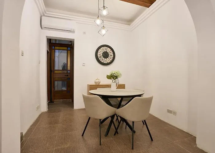 Unique 1 Bedroom Prime Location In * סליאמה