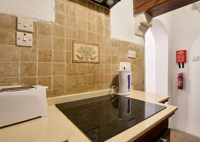 Unique 1 Bedroom Prime Location In סליאמה